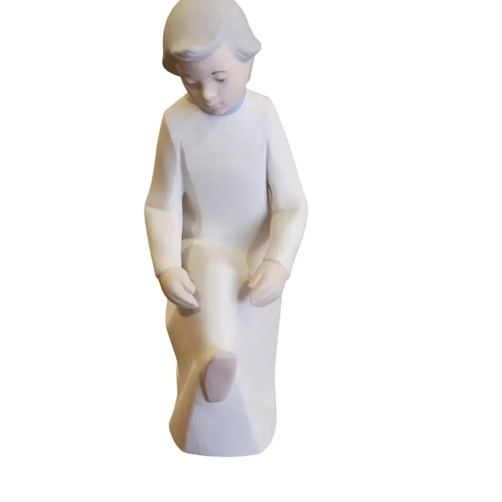 Vintage Rex Valencia porcelain figurine girl in a nightgown Made in Spain